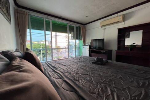 19-room guesthouse+2 shops business for sale